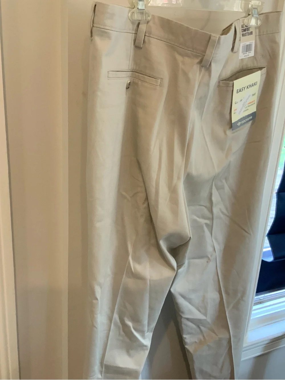 Men's dockers Classic Pleated Chino Pants in Beige nwt size 42x32 sku 3291